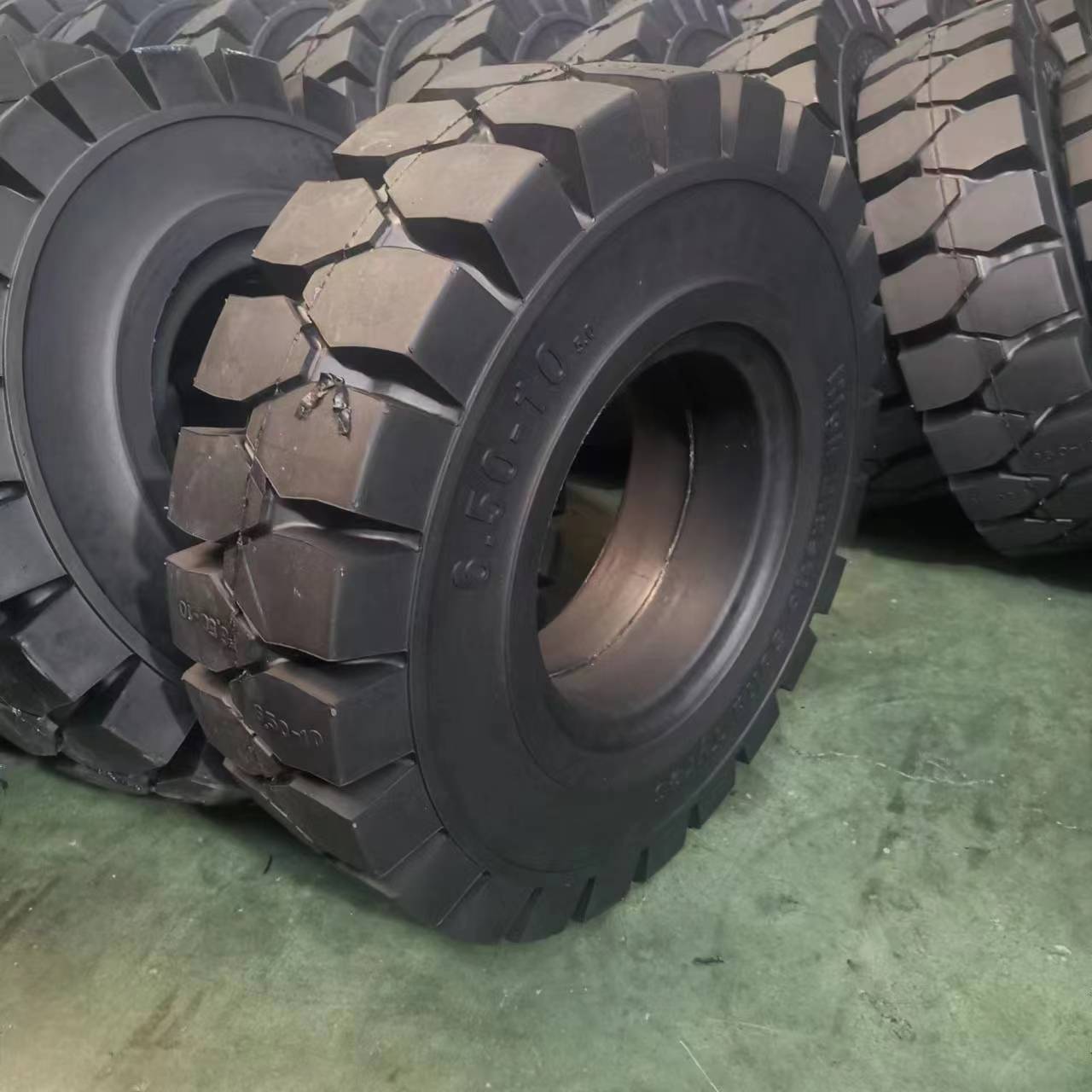 4.00-8/5.00-8/18*7-8/18*7-10/7.00-9/200/50-10/23*9-10/23*10-12 China Factory Sale Solid Rubber Tyre With Hight Quality